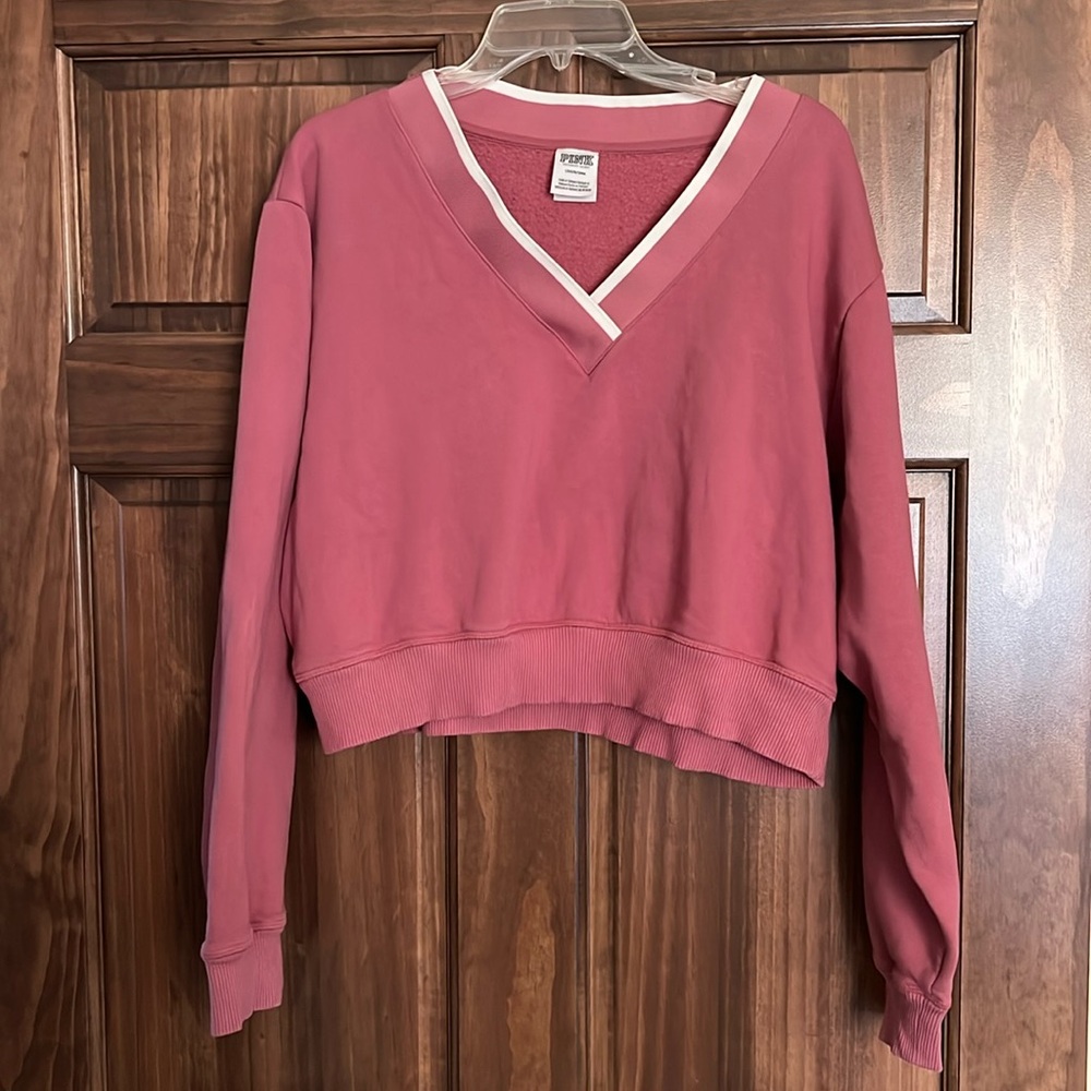 PINK cropped v-neck sweatshirt.